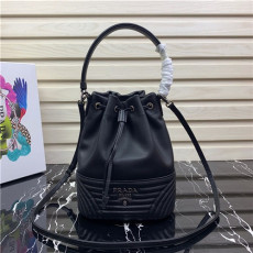 PRADA 프라다 버킷백 1BH038 신상