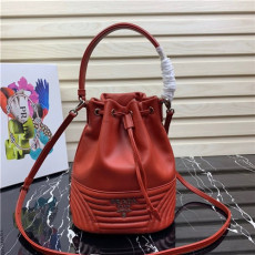 PRADA 프라다 버킷백 1BH038 신상