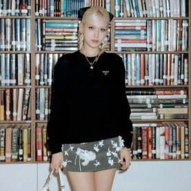 PRADA 프라다 트라이앵글 플레이트 울 니트